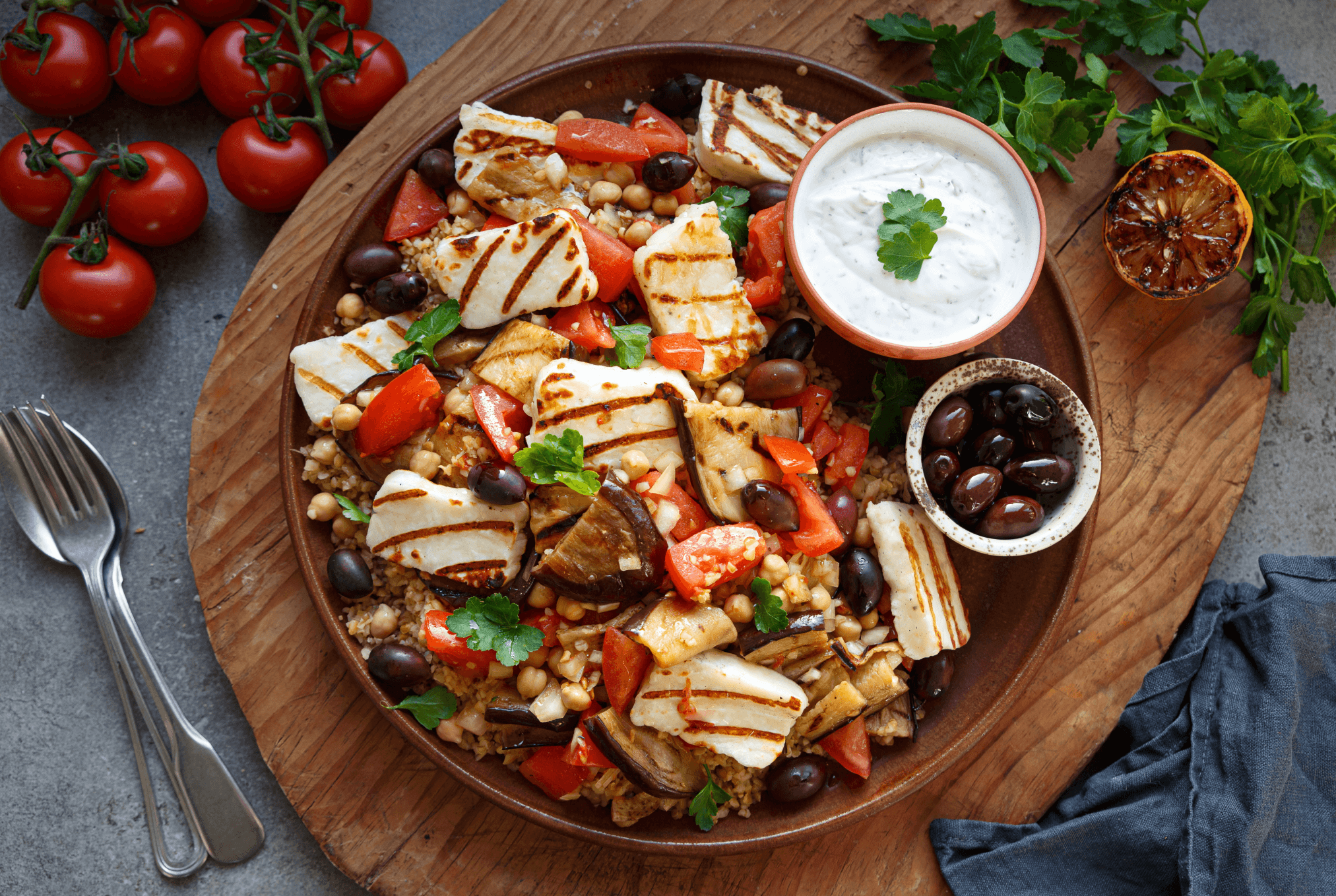 Grillad halloumi med aubergine- och kikärtssallad skapad av Diadonna. 